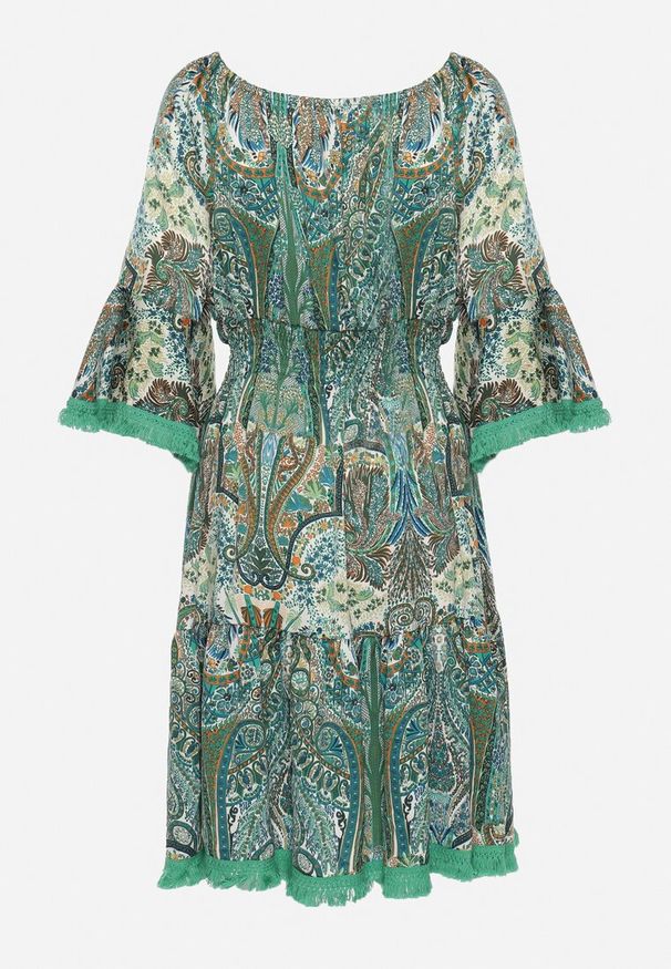 Born2be - Zielona Sukienka Hiszpanka Ozdobiona Frędzlami o Rozkloszowanym Fasonie w Print Paisley Allnight. Okazja: na co dzień. Typ kołnierza: dekolt hiszpanka. Kolor: zielony. Wzór: aplikacja, nadruk, paisley. Typ sukienki: proste. Styl: casual, elegancki