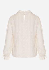 Born2be - Beżowa Bluzka Zdobiona Koronką Falbankami i Metaliczną Nicią Feralea. Okazja: na co dzień, na spotkanie biznesowe, do pracy. Typ kołnierza: kołnierz z falbankami. Kolor: beżowy. Materiał: koronka. Wzór: aplikacja, koronka. Styl: casual, biznesowy, elegancki #5