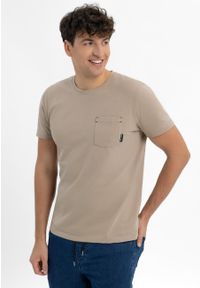 Volcano - T-shirt z kieszenią TM-SVEN. Materiał: skóra, materiał, bawełna. Długość rękawa: krótki rękaw. Długość: krótkie. Wzór: gładki, aplikacja #1