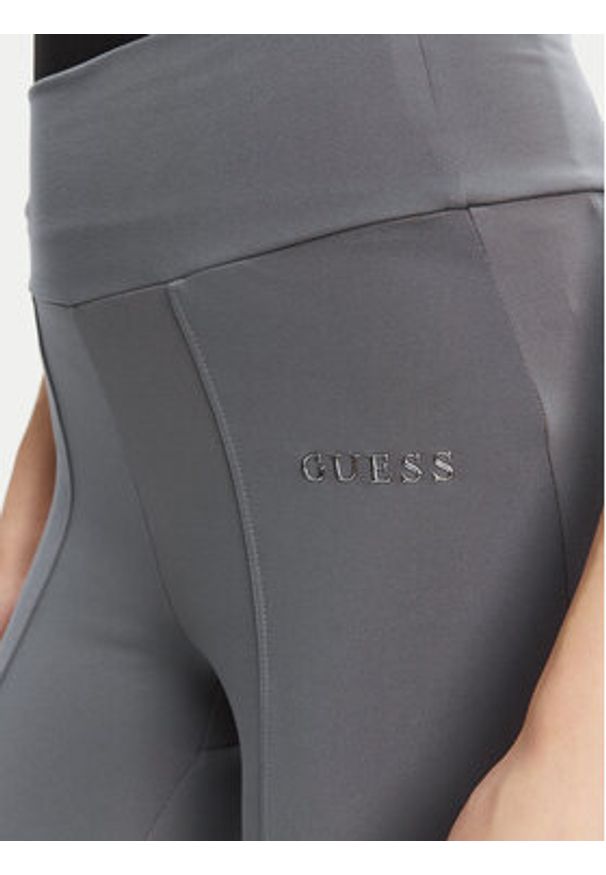 Guess Spodnie dresowe V5RB15 KCD02 Szary Regular Fit. Kolor: szary. Materiał: syntetyk