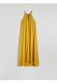 Reserved - Sukienka maxi z dekoltem halter - musztardowy. Typ kołnierza: dekolt halter. Kolor: żółty. Materiał: tkanina. Długość: maxi #1