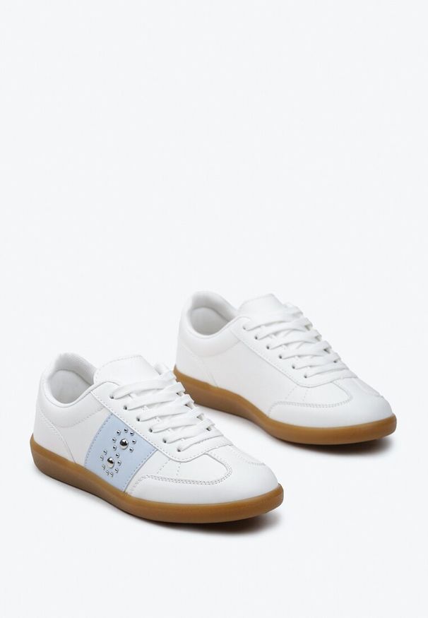 Born2be - Biało-Niebieskie Płaskie Sneakersy Sznurowane z Ozdobnymi Nitmi Blosenti. Nosek buta: okrągły. Zapięcie: sznurówki. Kolor: biały. Materiał: materiał. Obcas: na obcasie. Wysokość obcasa: niski