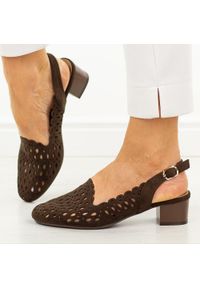 D. Brązowe sandały damskie na obcasie M.Daszyński Sa210-13. Okazja: na imprezę, na co dzień. Nosek buta: okrągły. Kolor: brązowy. Szerokość cholewki: normalna. Wzór: ażurowy, aplikacja. Materiał: zamsz. Sezon: wiosna, lato. Obcas: na obcasie. Styl: wizytowy, casual, klasyczny, elegancki. Wysokość obcasa: niski #1