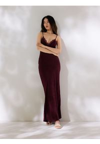 Reserved - Sukienka maxi - bordowy. Kolor: czerwony. Materiał: wiskoza, tkanina. Długość: maxi #1