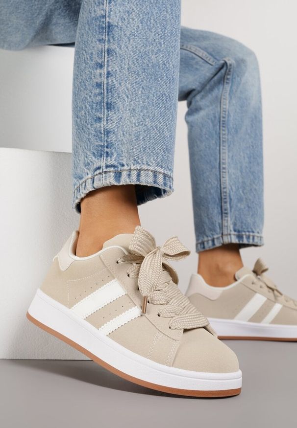 Renee - Beżowo-Białe Sneakersy na Niskiej Platformie z Naszywkami Flordexia. Okazja: na co dzień. Kolor: beżowy. Materiał: jeans. Wzór: aplikacja. Obcas: na platformie