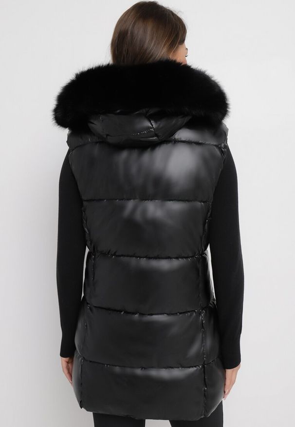 Born2be - Czarna Kamizelka Pikowana z Kapturem i Futerkiem Adamisia. Typ kołnierza: kaptur. Kolor: czarny. Materiał: futro. Wzór: aplikacja