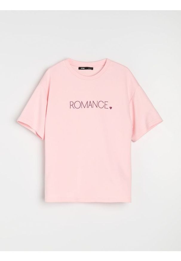 Sinsay - Koszulka z wiskozy z napisem Romance - różowy. Kolor: różowy. Materiał: wiskoza. Wzór: napisy