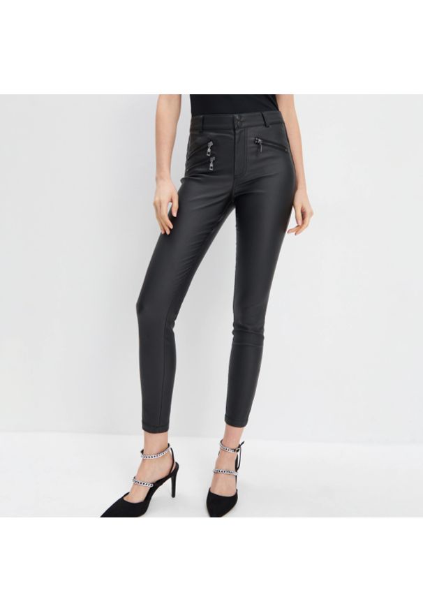 Mohito - Woskowane spodnie skinny - Czarny. Kolor: czarny