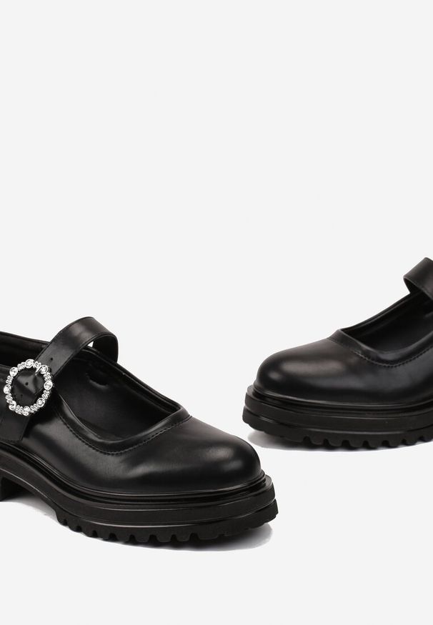 Born2be - Czarne Półbuty na Grubej Podeszwie z Ozdobnym Paskiem z Klamrą Bellafa. Zapięcie: klamry. Kolor: czarny