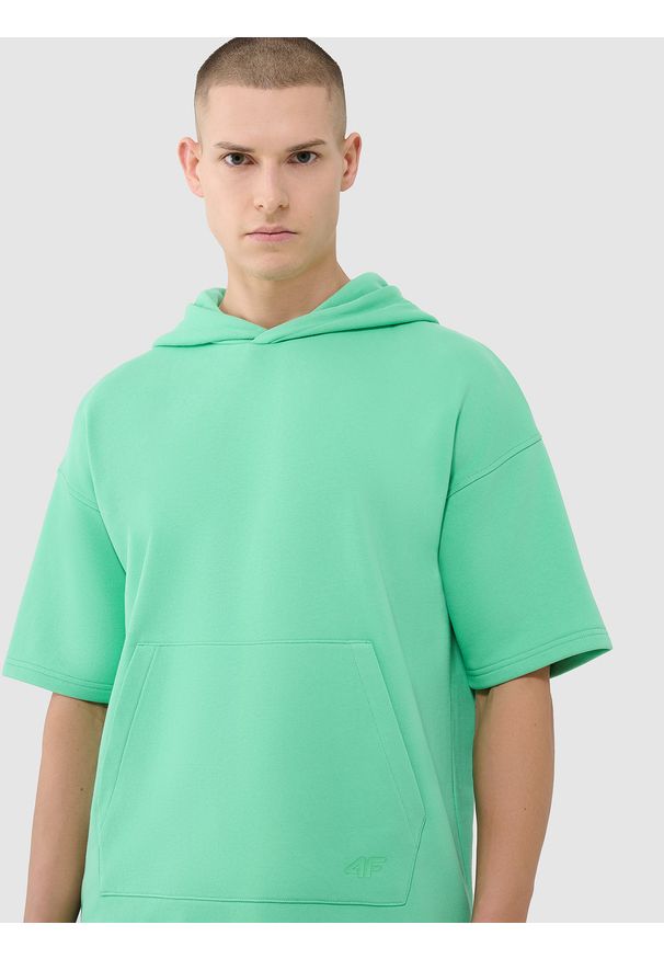 4f - 4F Bluza z krótkim rękawem z kapturem męska - zielona XL. Okazja: na co dzień. Typ kołnierza: kaptur. Kolor: zielony. Materiał: dzianina, dresówka, bawełna, poliester, materiał. Długość rękawa: krótki rękaw. Długość: krótkie. Wzór: gładki, ze splotem. Styl: sportowy, casual