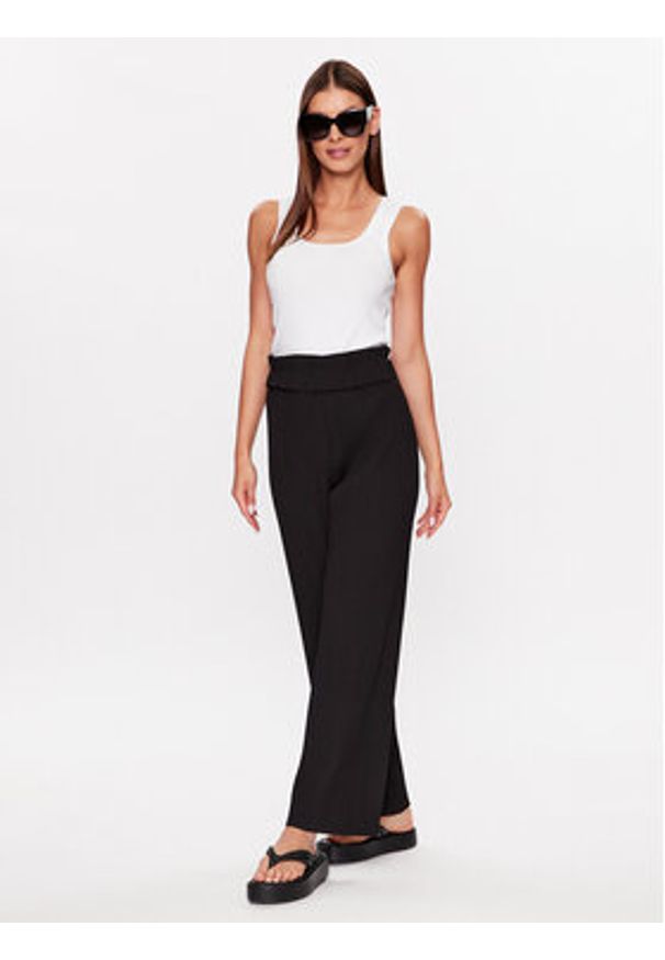 YAS Spodnie materiałowe 26028051 Czarny Regular Fit. Kolor: czarny. Materiał: syntetyk