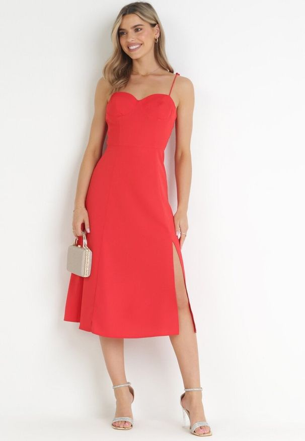 Born2be - Czerwona Rozkloszowana Sukienka na Ramiączkach z Rozcięciem Sveame. Kolor: czerwony. Długość rękawa: na ramiączkach. Wzór: aplikacja. Styl: klasyczny