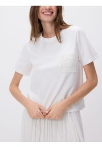 Reserved - T-shirt z ażurową kieszonką - złamana biel. Materiał: bawełna, dzianina. Wzór: ażurowy