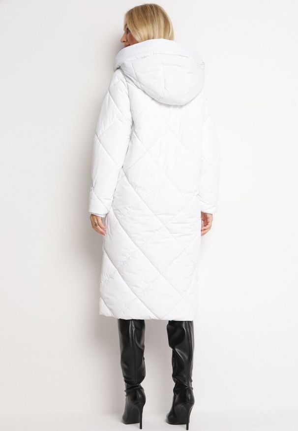 Born2be - Biała Kurtka Płaszcz z Geometrycznym Pikowaniem Johnatta. Kolor: biały. Wzór: geometria