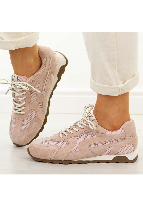 Różowe skórzane półbuty damskie Vinceza 86426. Okazja: na spacer, na co dzień. Nosek buta: okrągły. Zapięcie: sznurówki. Kolor: różowy. Materiał: skóra, nubuk. Szerokość cholewki: normalna. Sezon: wiosna, jesień, lato. Styl: casual, elegancki, sportowy, klasyczny