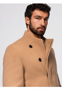 Ombre Clothing - Męski płaszcz z asymetrycznym zapięciem i wysokim kołnierzem – jasnobrązowy V4 - Rozmiar: XXL. Okazja: na co dzień. Kolor: brązowy. Materiał: syntetyk, wiskoza, poliester, materiał. Wzór: aplikacja, jednolity. Styl: wizytowy, casual, elegancki #3