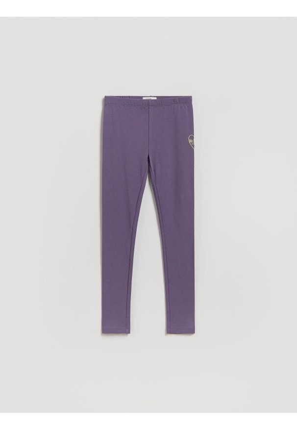 Reserved - Bawełniane legginsy z nadrukiem - fioletowy. Kolor: fioletowy. Materiał: bawełna. Wzór: nadruk