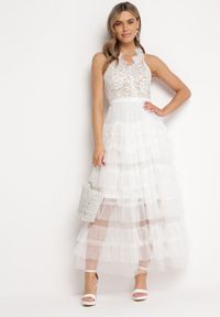 Born2be - Biała Sukienka Maxi z Koronką i Siateczkowymi Falbanami Danela. Okazja: na imprezę. Kolor: biały. Materiał: koronka. Wzór: koronka. Długość: maxi #2