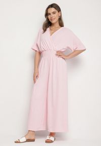 Born2be - Jasnoróżowy Kopertowy Kombinezon z Gumką w Talii i Szerokimi Nogawkami Vimashea. Okazja: na co dzień. Kolor: różowy. Styl: casual, elegancki #1
