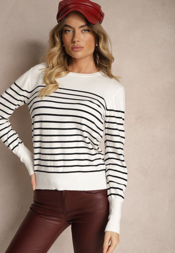 Renee - Biały Sweter z Wiskozą Bawełną z Nitami w Paski Vitita. Okazja: na co dzień. Kolor: biały. Materiał: bawełna, wiskoza. Wzór: paski. Styl: klasyczny, elegancki, casual
