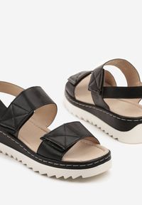 Renee - Czarne Sandały na Koturnie z Tłoczoną Cholewką Folanire. Okazja: na co dzień. Zapięcie: rzepy. Kolor: czarny. Obcas: na koturnie. Styl: elegancki, casual. Wysokość obcasa: średni #6