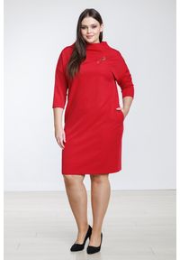 Moda Size Plus Iwanek - Czerwona sukienka Wendy z broszką XXL OVERSIZE PLUS SIZE. Okazja: do pracy. Kolekcja: plus size. Kolor: czerwony. Wzór: kropki. Typ sukienki: oversize, dla puszystych. Materiał: wiskoza, materiał, poliester. Sezon: wiosna. Styl: elegancki, klasyczny. Długość: midi