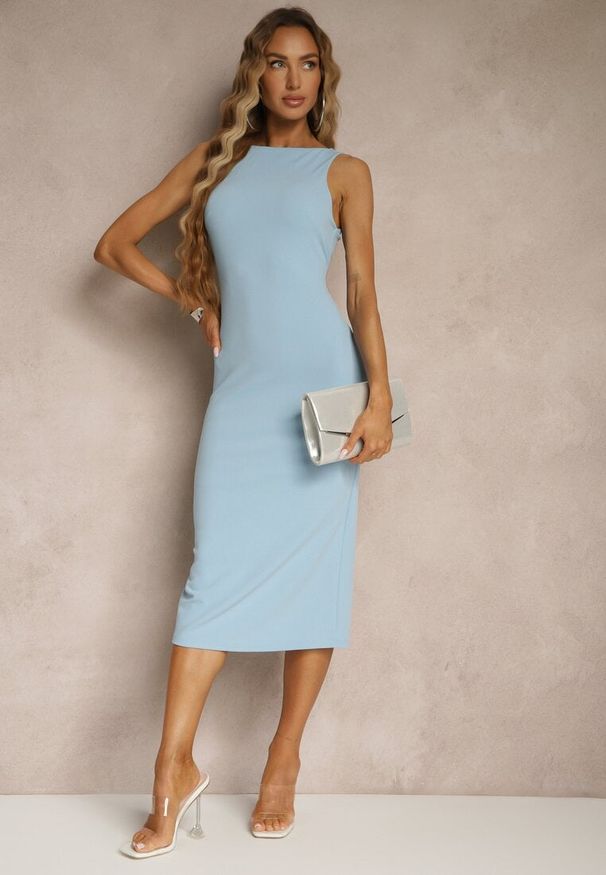 Renee - Jasnoniebieska Ołówkowa Sukienka Bez Rękawów z Wiskozą Zdobiona Rozcięciem z Tyłu Fonama. Kolor: niebieski. Materiał: wiskoza. Długość rękawa: bez rękawów. Wzór: aplikacja. Typ sukienki: ołówkowe. Styl: klasyczny