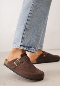 Born2be - Brązowe Zamszowe Klapki w Stylu Chodaków Ozdobione Klamrą Irinania. Okazja: na co dzień. Kolor: brązowy. Materiał: zamsz. Wzór: aplikacja. Styl: casual #5
