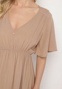 Born2be - Ciemnobeżowa Bawełniana Sukienka o Rozkloszowanym Fasonie Liranelle. Okazja: na co dzień. Typ kołnierza: dekolt w kształcie V. Kolor: beżowy. Materiał: bawełna. Długość rękawa: krótki rękaw. Sezon: lato. Typ sukienki: rozkloszowane. Styl: casual, elegancki #2