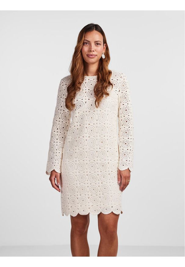 YAS Sukienka codzienna Lomia 26031165 Biały Regular Fit. Okazja: na co dzień. Kolor: biały. Materiał: bawełna, syntetyk. Typ sukienki: proste. Styl: casual
