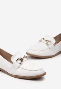 Renee - Białe Mokasyny Ozdobione Minimalistyczną Klamrą Mithala. Nosek buta: okrągły. Zapięcie: klamry. Kolor: biały. Wzór: aplikacja. Obcas: na obcasie. Wysokość obcasa: niski #4
