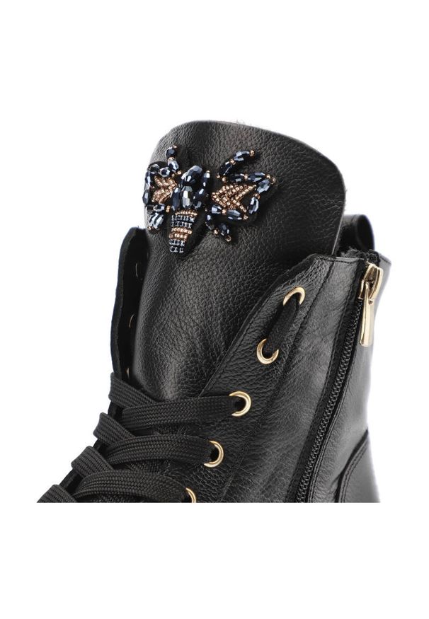 Czarne Sneakersy Karino Damskie Buty Jesienne. Okazja: na spotkanie biznesowe. Kolor: czarny. Materiał: skóra, jeans. Sezon: jesień. Obcas: na obcasie. Styl: klasyczny, elegancki, biznesowy. Wysokość obcasa: średni