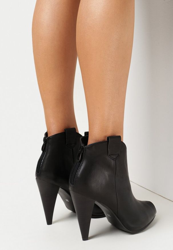 Born2be - Czarne Botki Peep Toe na Stożku Zaorvan. Nosek buta: otwarty. Zapięcie: zamek. Kolor: czarny. Szerokość cholewki: normalna. Obcas: na stożku