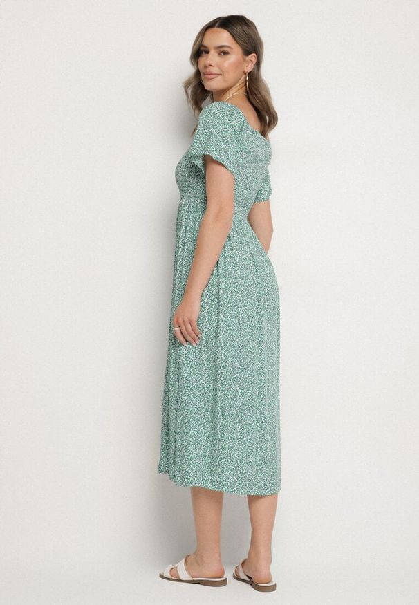 Born2be - Zielona Rozkloszowana Sukienka Hiszpanka z Bawełny w Kwiatowy Wzór Sadrivae. Okazja: na co dzień. Typ kołnierza: dekolt hiszpanka. Kolor: zielony. Materiał: bawełna. Wzór: kwiaty. Styl: casual, klasyczny