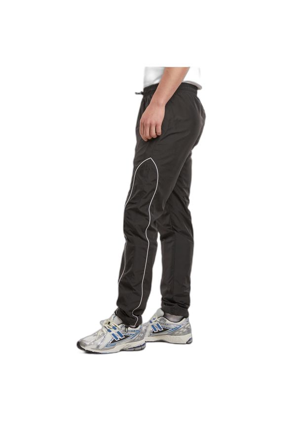 Spodnie dresowe Urban Classics Piped Panel. Kolor: czarny. Materiał: dresówka