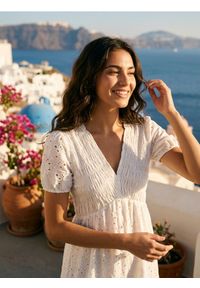 Sinsay - Bawełniana ażurowa sukienka midi z marszczeniem - biały. Kolor: biały. Materiał: bawełna. Wzór: ażurowy. Długość: midi