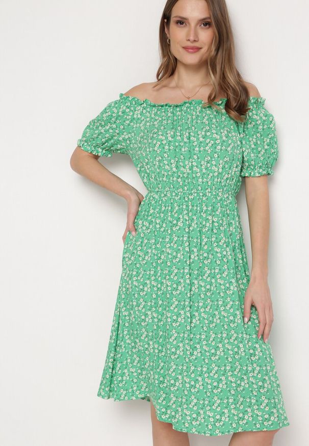 Born2be - Zielona Sukienka Midi z Wiskozy Hiszpanka w Kwiatowy Print Oserafia. Typ kołnierza: dekolt hiszpanka. Kolor: zielony. Materiał: wiskoza. Wzór: nadruk, kwiaty. Styl: boho. Długość: midi