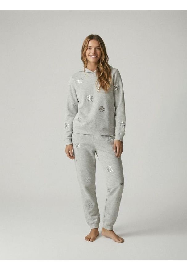 Reserved - Spodnie dresowe z aplikacjami - ciemnoszary. Kolor: szary. Materiał: dresówka. Wzór: aplikacja