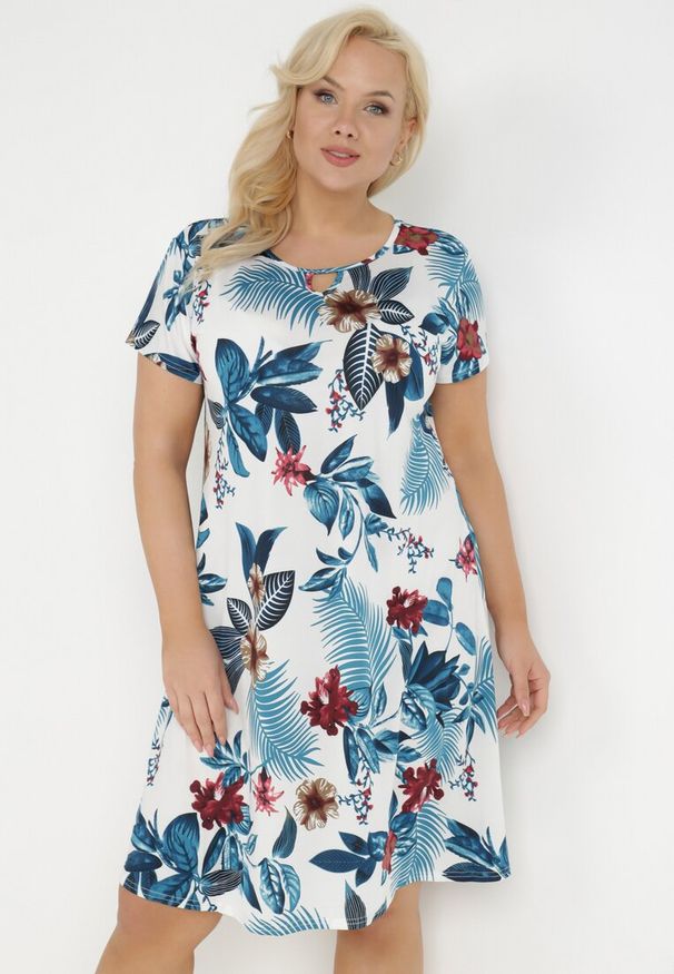 Born2be - Biała Sukienka Panarpia. Okazja: na co dzień. Kolekcja: plus size. Kolor: biały. Wzór: aplikacja. Typ sukienki: proste, trapezowe, dla puszystych. Długość rękawa: krótki rękaw. Sezon: lato. Styl: casual. Długość: mini