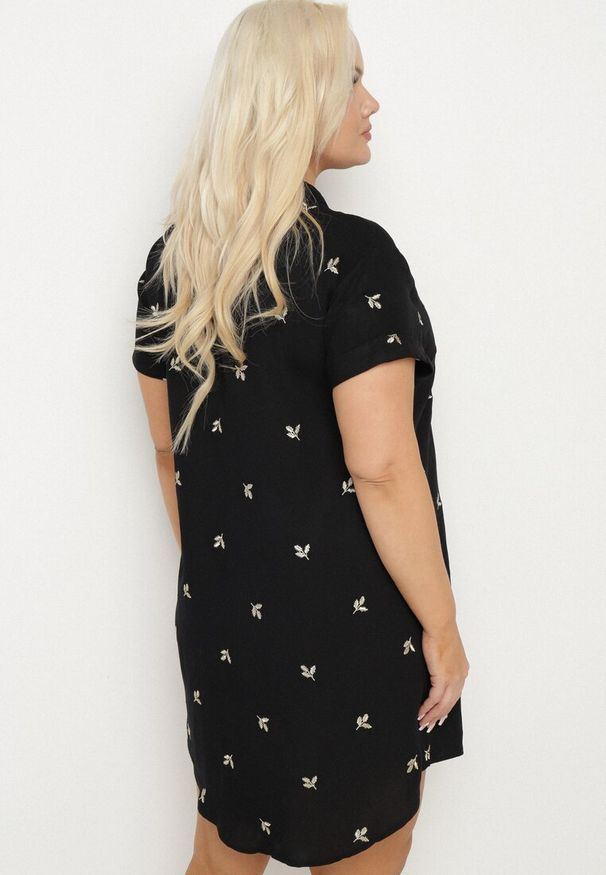 Born2be - Czarna Bawełniana Tunika z Ozdobnymi Guzikami i Naszywkami Sovozi. Okazja: do pracy. Typ kołnierza: dekolt w kształcie V. Kolor: czarny. Materiał: bawełna. Wzór: aplikacja. Styl: klasyczny