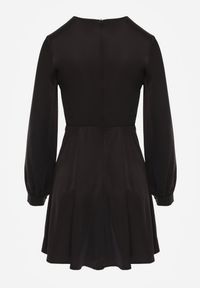 Renee - Czarna Bawełniana Sukienka VICES z Satyny z Kopertowym Dekoltem Cunelia. Okazja: na co dzień. Typ kołnierza: dekolt kopertowy. Kolor: czarny. Materiał: satyna, bawełna. Długość rękawa: długi rękaw. Typ sukienki: kopertowe. Styl: casual, elegancki #8