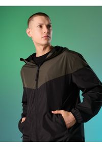 Sinsay - Lekka kurtka wiatrówka z kapturem - khaki. Typ kołnierza: kaptur. Kolor: brązowy #1