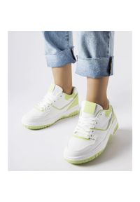 Inna Biało-zielone sneakersy Barrette białe. Okazja: na co dzień, na spacer. Nosek buta: okrągły. Kolor: biały. Sezon: lato. Sport: turystyka piesza #4