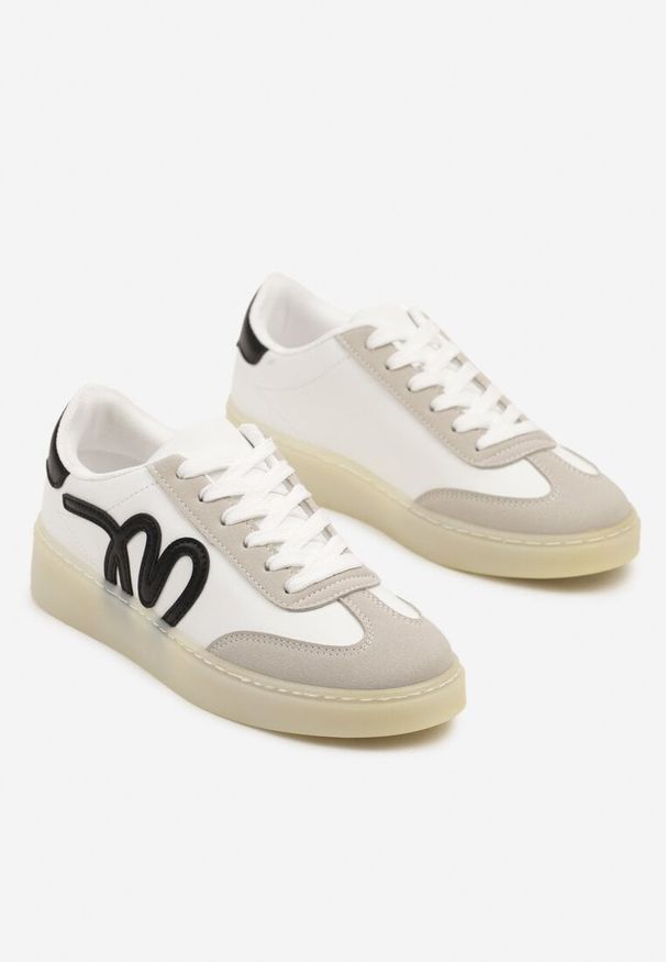 Renee - Białe Sneakersy Kultowe Tenisówki Zdobione Abstrakcyjną Aplikacją Fendiva. Okazja: na co dzień. Kolor: biały. Materiał: jeans. Wzór: aplikacja
