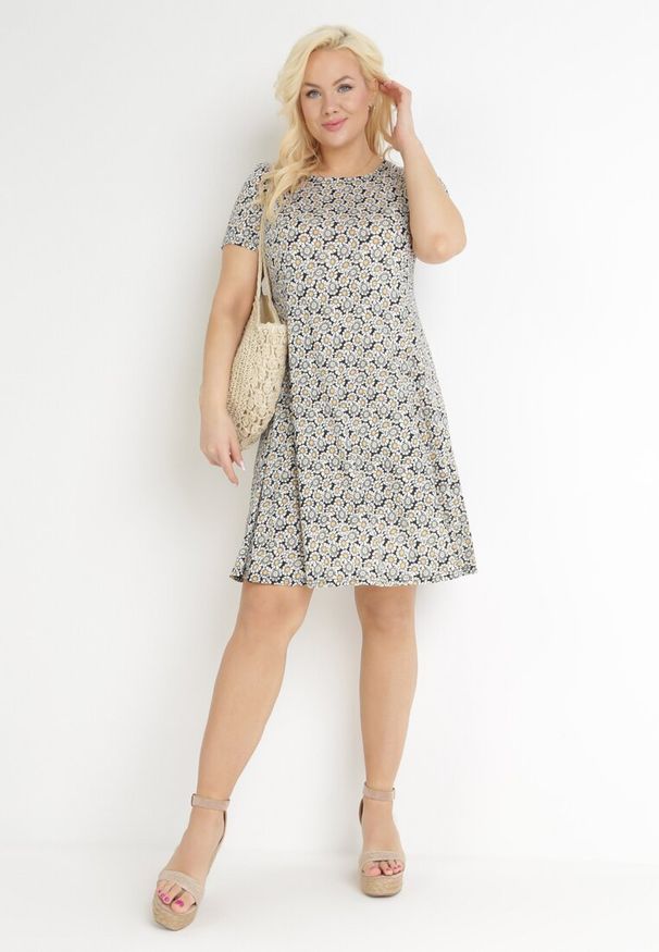 Born2be - Biało-Czarna Trapezowa Sukienka Mini w Kwiatowy Wzór Aganis. Kolor: biały. Materiał: materiał. Długość rękawa: krótki rękaw. Wzór: kwiaty. Typ sukienki: trapezowe. Długość: mini