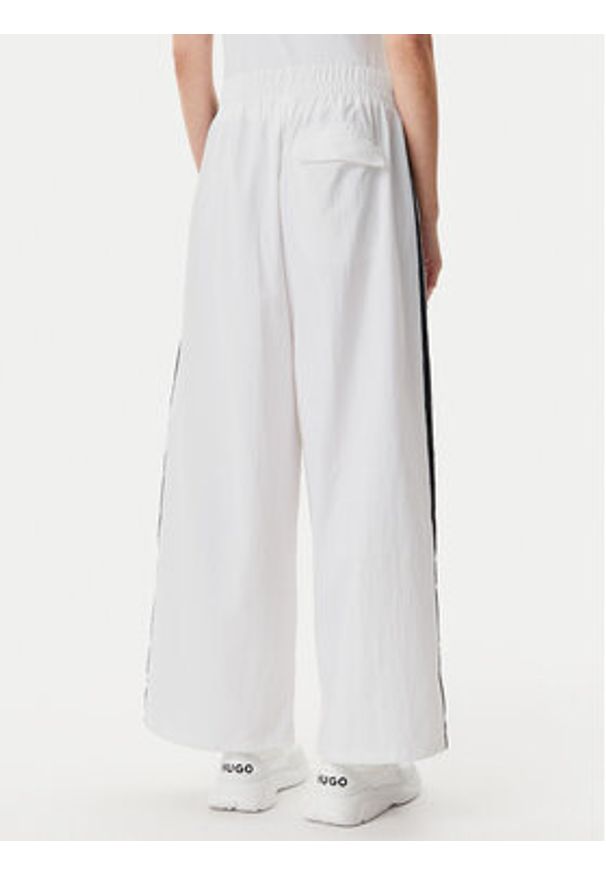 Adidas - adidas Spodnie dresowe Essentials 3-Stripes JE1307 Biały Loose Fit. Kolor: biały. Materiał: syntetyk