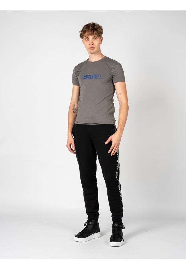 Emporio Armani T-shirt "C-Neck" | 111035 2F725 | Mężczyzna | Szary. Kolor: szary. Materiał: bawełna, elastan. Wzór: nadruk