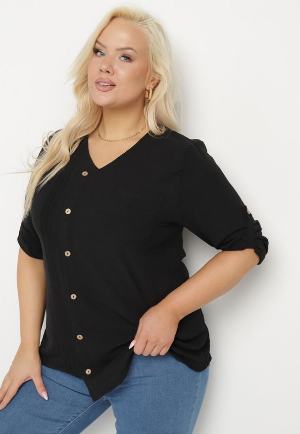 Born2be - Czarna Bluzka z Ozdobnymi Guzikami i Kieszonką Ilavinna. Okazja: na co dzień. Kolor: czarny. Materiał: jeans. Długość rękawa: długi rękaw. Długość: długie. Styl: elegancki, casual