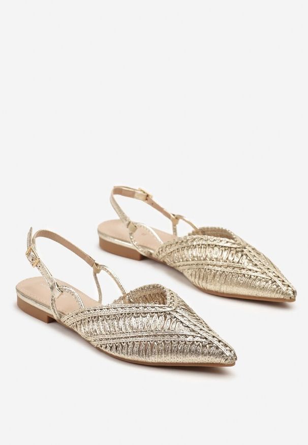 Renee - Złote Sandały Typu Slingback z Metaliczną Nicią i Plecioną Cholewką Nilavalia. Okazja: na co dzień. Zapięcie: sprzączka. Kolor: złoty. Styl: elegancki, casual
