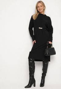 Born2be - Czarna Sweterkowa Sukienka z Wiskozą i Broszką Tinarrea. Okazja: do pracy, na spacer. Kolor: czarny. Materiał: wiskoza. Wzór: aplikacja. Typ sukienki: sportowe. Styl: klasyczny, sportowy #7
